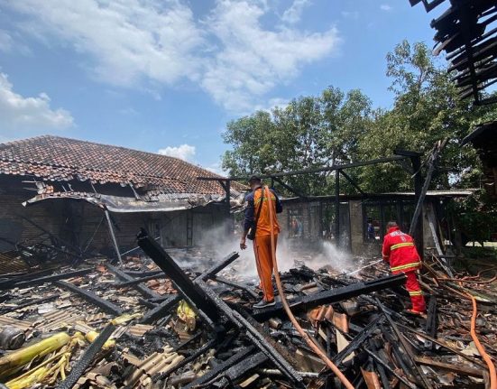 Petugas Damkar melakukan pendinginan rumah warga yang terbakar di Desa Tlogorejo, Kecamatan Karangawen, Kabupaten Demak, Senin (3/3). (M. Burhanuddin | Mantranews.id)