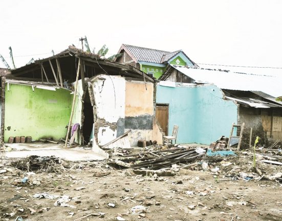 Sejumlah rumah di Desa Kebonharjo, Kecamatan Patebon, Kendal roboh hingga rata dengan tanah usai diterjang banjir bandang pada Januari lalu. (Arvian Maulana | Mantranews.id)