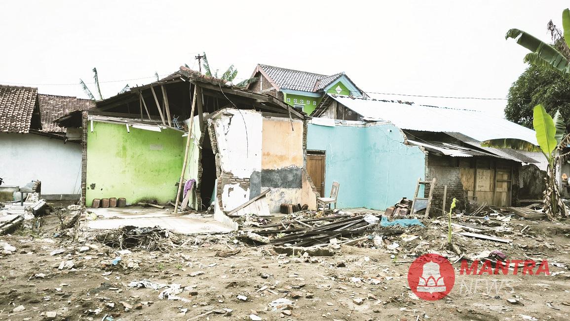 Sejumlah rumah di Desa Kebonharjo, Kecamatan Patebon, Kendal roboh hingga rata dengan tanah usai diterjang banjir bandang pada Januari lalu. (Arvian Maulana | Mantranews.id)