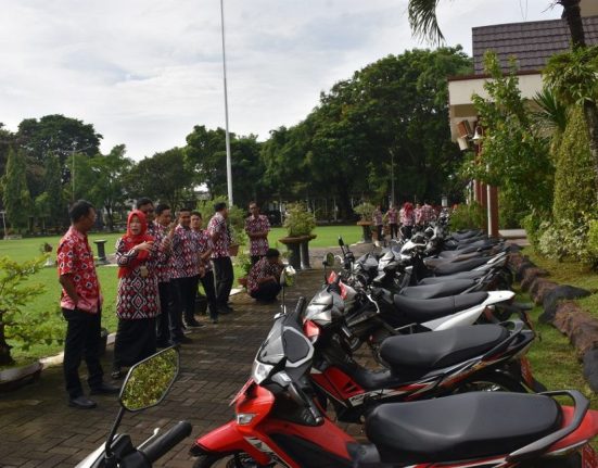 Tim Pemkab Demak mengecek seluruh kondisi kendaraan dinas di Halaman Setda Demak, baru-baru ini. (M. Burhanuddin | Mantranews.id)