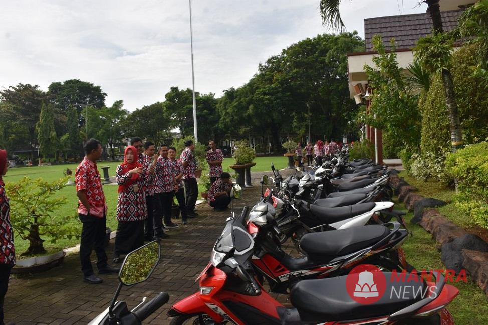 Tim Pemkab Demak mengecek seluruh kondisi kendaraan dinas di Halaman Setda Demak, baru-baru ini. (M. Burhanuddin | Mantranews.id)