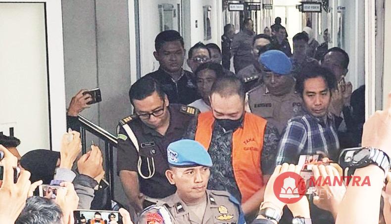 Aipda Robig, oknum polisi tersangka penembakan yang menewaskan siswa SMKN 4 Semarang, GRO, dilimpahkan ke Kejaksaan Negeri (Kejari) Kota Semarang, Kamis (6/3). (Anta | Mantranews.id)
