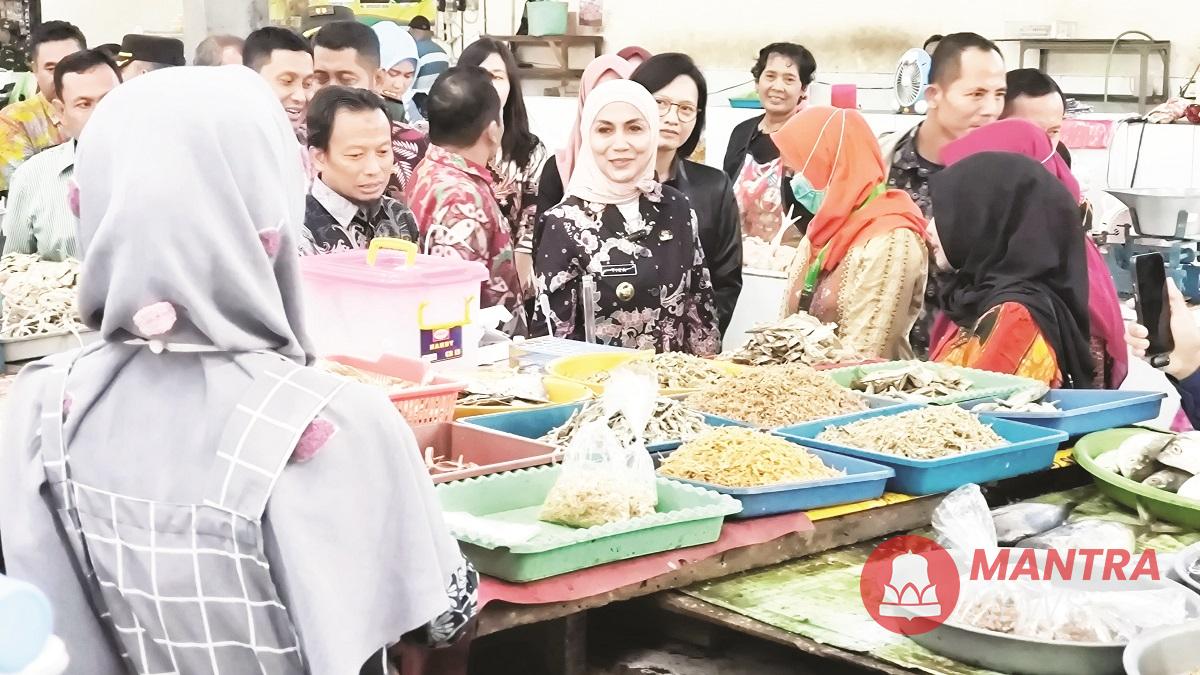 Bupati Kendal Dyah Kartika Permanasari bersama forkopimda sedang mengecek stok sekaligus harga bapokting di Pasar Pagi Kaliwungu, Kendal, Selasa (25/3). (Arvian Maulana | Mantranews.id)
