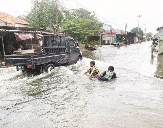 Sebuah mobil pikep melintas dalam genangan banjir di Kabupaten Demak, bulan lalu. (M. Burhan | Mantranews.id)