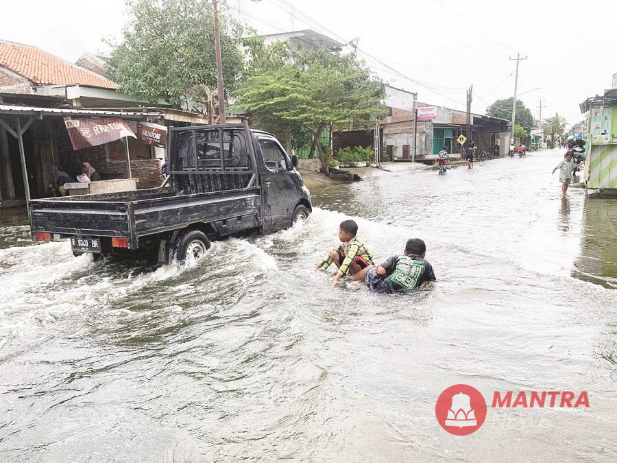 Sebuah mobil pikep melintas dalam genangan banjir di Kabupaten Demak, bulan lalu. (M. Burhan | Mantranews.id)