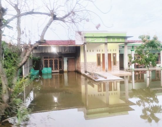 Nampak salah satu rumah warga di Desa/Kecamatan Sayung, Kabupaten Demak yang tergenang banjir. (M. Burhanudin A. | Mantranews.id)