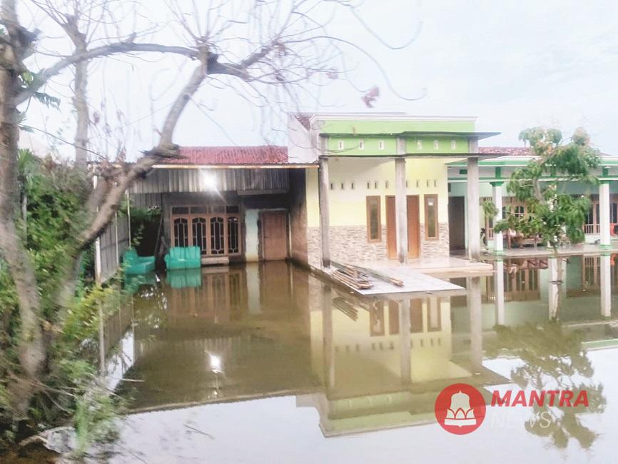 Nampak salah satu rumah warga di Desa/Kecamatan Sayung, Kabupaten Demak yang tergenang banjir. (M. Burhanudin A. | Mantranews.id)