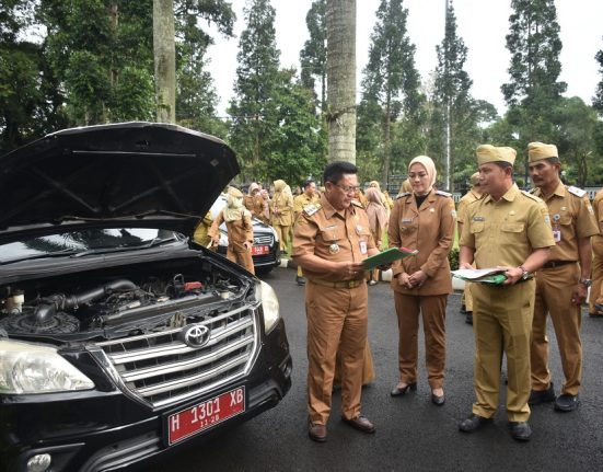 Wali Kota Salatiga Robby Hernawan memeriksa kondisi mobil dinas di halaman Kantor Pemkot Salatiga, belum lama ini. (Dok. Prokompim Salatiga | Mantranews.id)