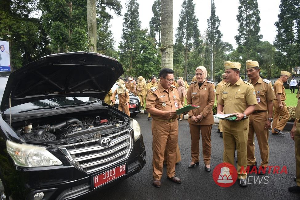 Wali Kota Salatiga Robby Hernawan memeriksa kondisi mobil dinas di halaman Kantor Pemkot Salatiga, belum lama ini. (Dok. Prokompim Salatiga | Mantranews.id)