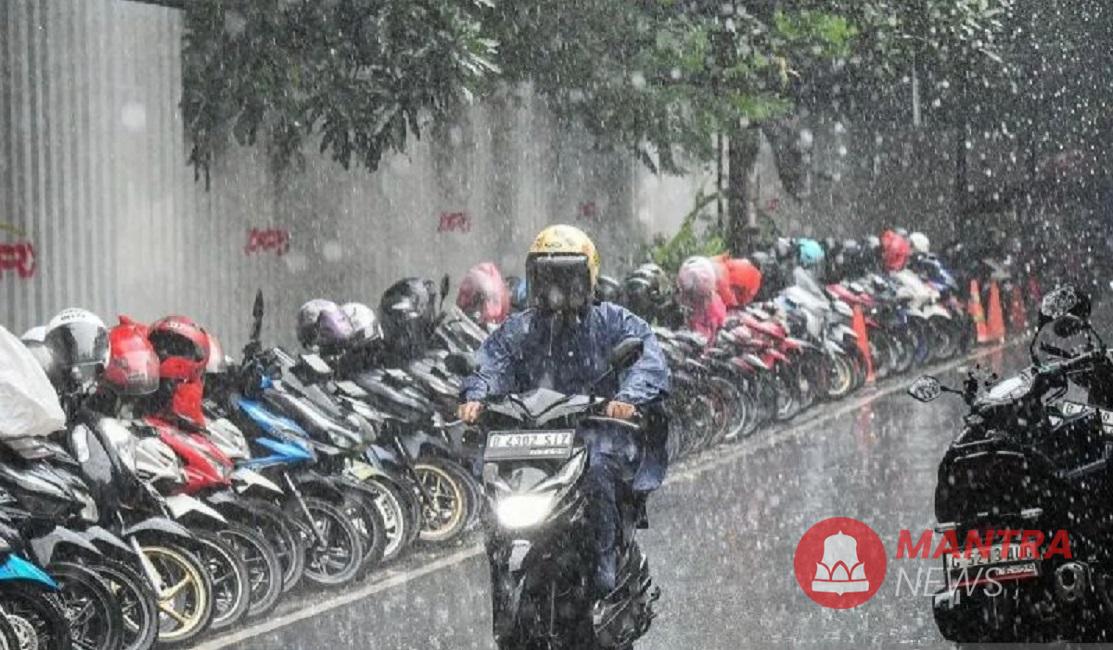 Seorang pengendara motor menerobos guyuran hujan dengan intensitas lebat. (Anta | Mantranews.id)