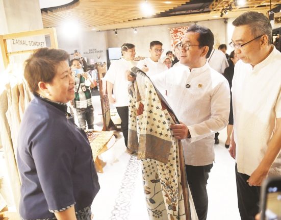 Menteri Perdagangan Budi Santoso (tengah) didampingi Dirut Sarinah Fetty Kwartati (kiri) dan Ketua Umum Himpunan Peritel, dan Ketua HIPPINDO Budihardjo Iduansjah (kanan) melihat produk dalam negeri yang dipamerkan saat kampanye program Belanja di Indonesia Aja (BINA) di Sarinah, Jakarta, Rabu (5/3). (Anta | Mantranews.id)