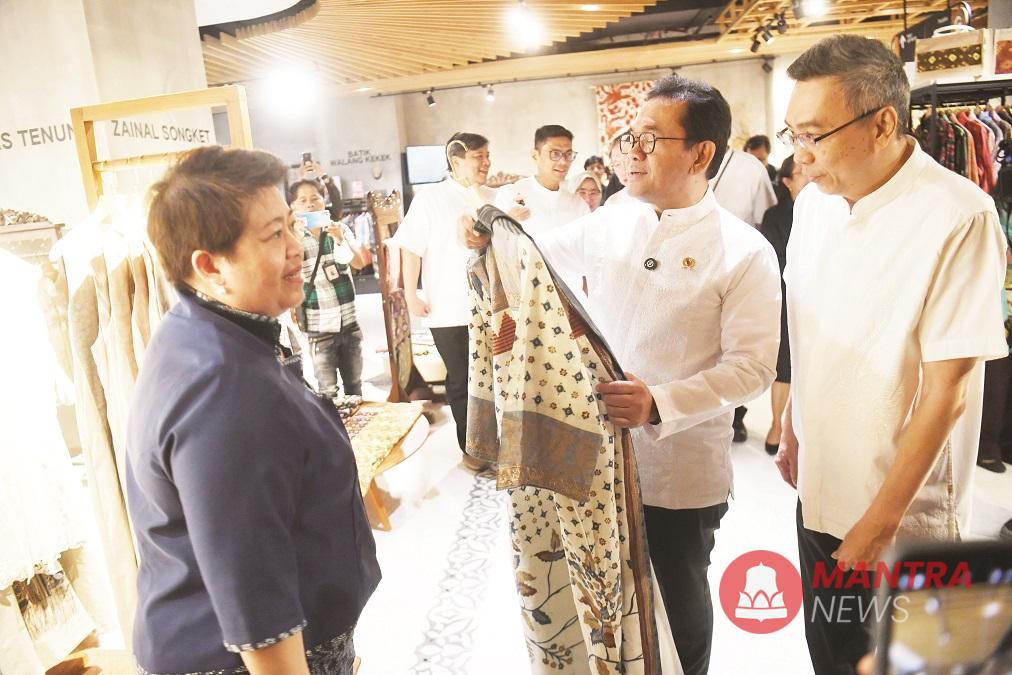 Menteri Perdagangan Budi Santoso (tengah) didampingi Dirut Sarinah Fetty Kwartati (kiri) dan Ketua Umum Himpunan Peritel, dan Ketua HIPPINDO Budihardjo Iduansjah (kanan) melihat produk dalam negeri yang dipamerkan saat kampanye program Belanja di Indonesia Aja (BINA) di Sarinah, Jakarta, Rabu (5/3). (Anta | Mantranews.id)