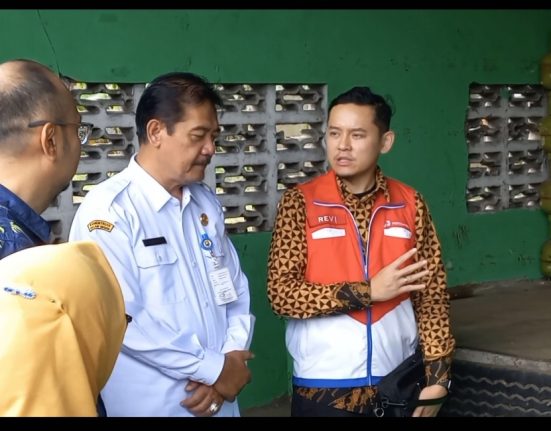 Sekda Kabupaten Semarang Djarot Supriyoto (tengah) bersama jajaran Forkopimda sedang mengecek salah satu agen LPG subsidi menjelang libur Lebaran 2025, Rabu (26/3).  (Hesty Imaniar | Mantranews.id)