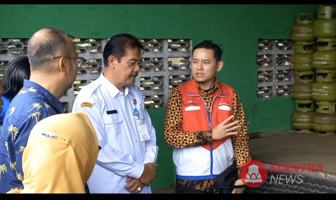 Sekda Kabupaten Semarang Djarot Supriyoto (tengah) bersama jajaran Forkopimda sedang mengecek salah satu agen LPG subsidi menjelang libur Lebaran 2025, Rabu (26/3).  (Hesty Imaniar | Mantranews.id)