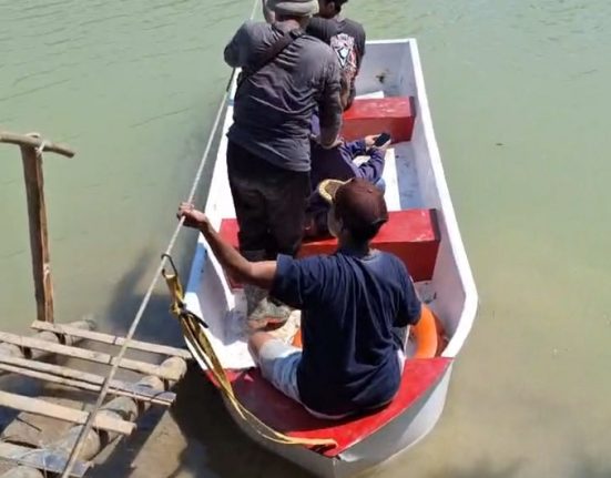 Sejumlah warga dari Desa Baturagung, Kecamatan Gubug, Kabupaten Grobogan, Jawa Tengah hendak menyeberangi banjir yang merendam jalan penghubung antardesa, belum lama ini. (Ahmad Abror | Mantranews.id)