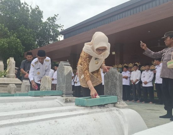 Bupati Demak Eisti’anah saat melakukan tabur bunga ketika ziarah ke makam raja-raja yang sempat memimpin Kerajaan Demak, belum lama ini. (M. Burhan | Mantranews.id)