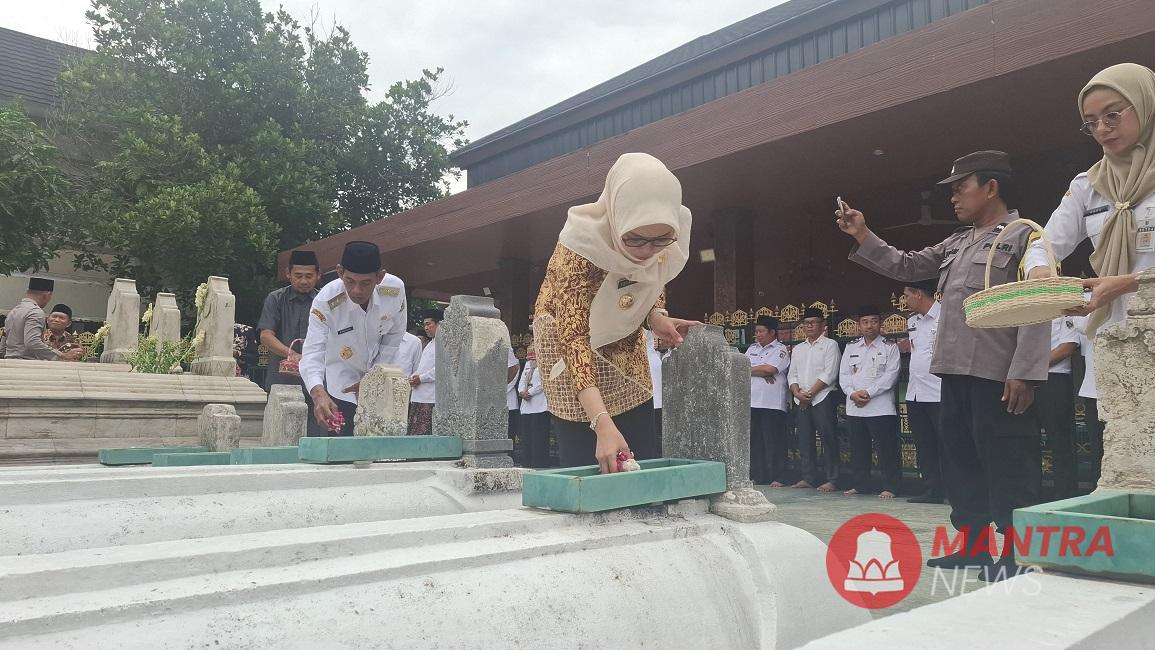 Bupati Demak Eisti’anah saat melakukan tabur bunga ketika ziarah ke makam raja-raja yang sempat memimpin Kerajaan Demak, belum lama ini. (M. Burhan | Mantranews.id)