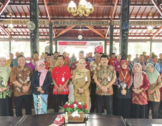Bupati Demak Eisti’anah bersama jajaran Forkopimda Kabupaten Demak foto bersama usai sosialisasi LKJ Tahun 2025 di Pendopo Kabupaten Demak, Kamis (13/3). (M. Burhanuddin | Mantranews.id)