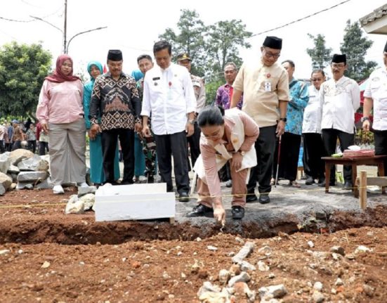 Wali Kota Semarang Agustina Wilujeng Pramestuti melaksanakan peletakan batu pertama pembangunan Rumah Inspirasi di Kantor Kecamatan Mijen, Kota Semarang di Semarang, Jawa Tengah. (Syahril Muadz | Mantranews.id)