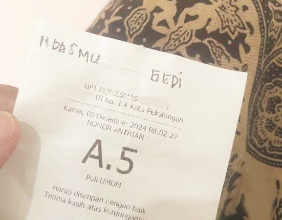 Nampak foto bukti tulisan bernada kasar pada kertas antrean Puskesmas Jenggot, Kecamatan Pekalongan Selatan, Kota Pekalongan. (Dok. Pribadi For Mantranews.id)