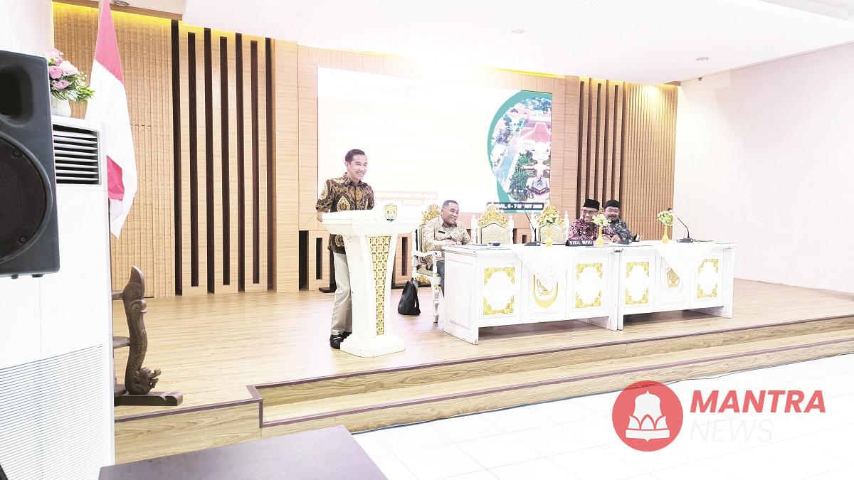 Wakil Bupati Kendal Benny Karnadi saat membuka kegiatan Forum Lintas Perangkat Daerah Kabupaten Kendal di Ruang Abdi Praja Setda Kendal, Kamis (6/3). (Arvian Maulana | Mantranews.id)