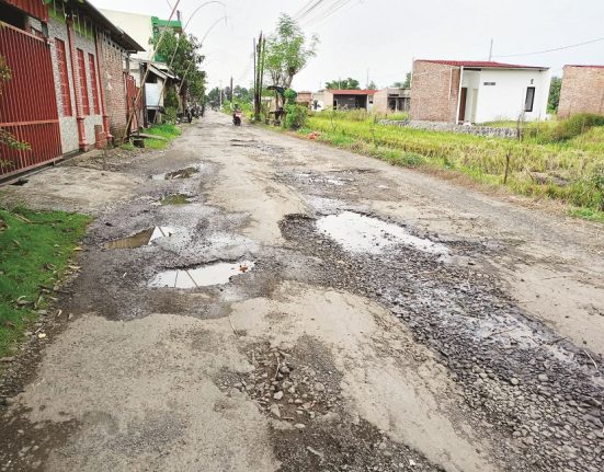Ruas jalan Ketapang-Sukodono di Kecamatan Kendal Kota, Kabupaten Kendal yang rusak parah. (Arvian Maulana | Mantranews.id) 