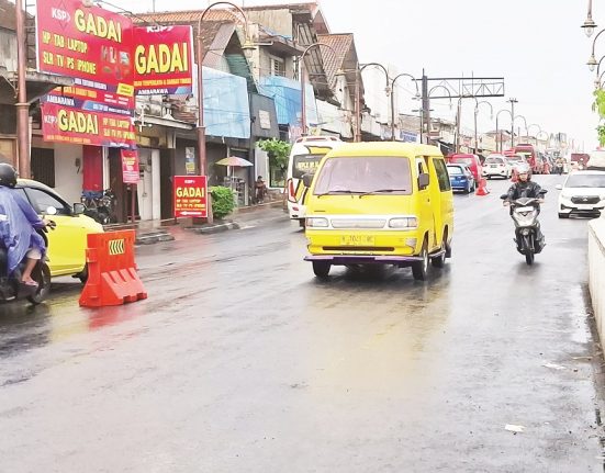 Nampak sebuah angkot sedang melaju di Jalan Jenderal Sudirman, Kecamatan Ambarawa, Kabupaten Semarang sebelum diberlakukan SSA permanen. (Hesty Imaniar | Mantranews.id)