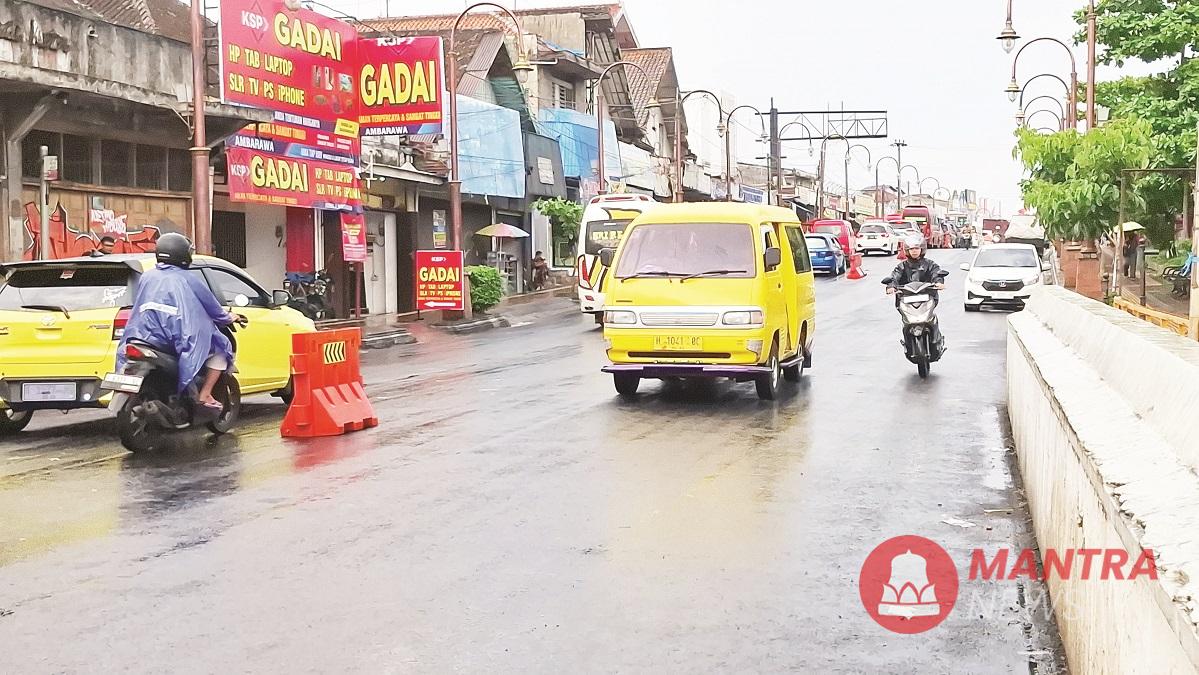 Nampak sebuah angkot sedang melaju di Jalan Jenderal Sudirman, Kecamatan Ambarawa, Kabupaten Semarang sebelum diberlakukan SSA permanen. (Hesty Imaniar | Mantranews.id)