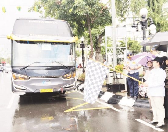 Wali Kota Semarang Agustina Wilujeng Pramestuti melepas keberangkatan bus yang akan digunakan untuk program mudik gratis, di Semarang, Selasa (25/3). (ant | Mantranews.id)