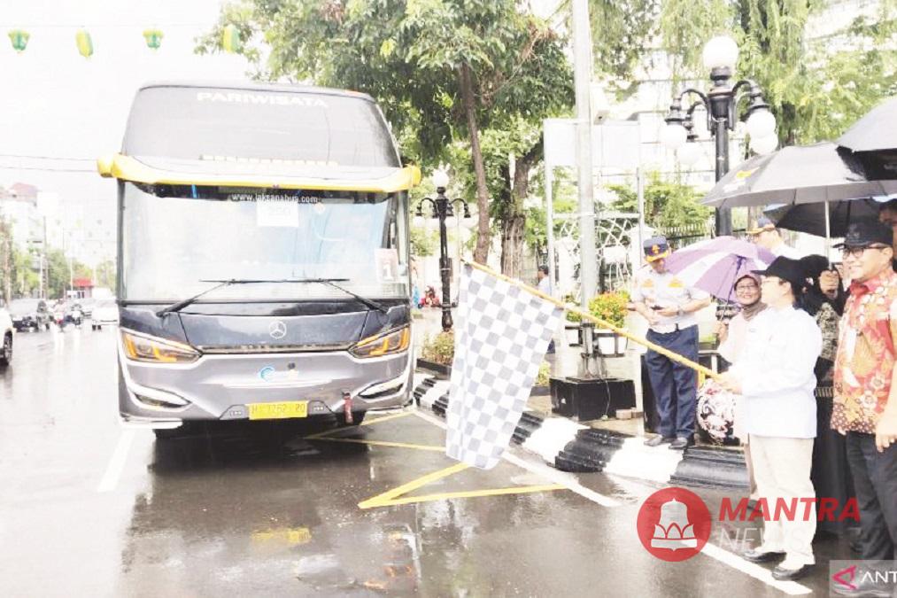 Wali Kota Semarang Agustina Wilujeng Pramestuti melepas keberangkatan bus yang akan digunakan untuk program mudik gratis, di Semarang, Selasa (25/3). (ant | Mantranews.id)