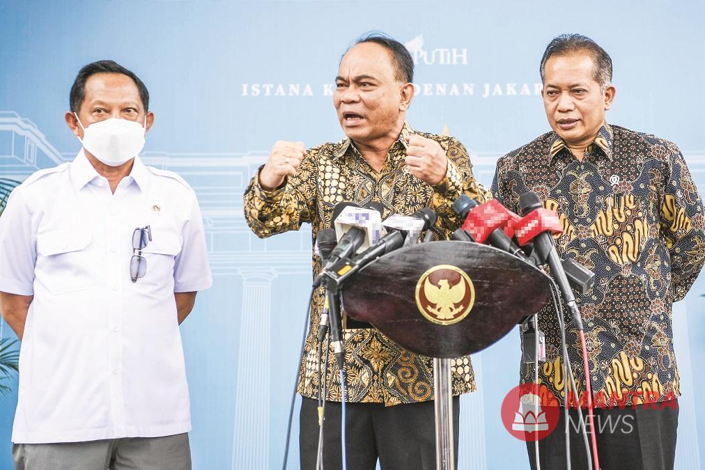 Menteri Koperasi Budi Arie Setiadi bersama Mendagri Tito Karnavian dan Wakil Menteri Koperasi Ferry Joko Yuliantono memberikan keterangan pers usai mengikuti rapat terbatas dengan Presiden Prabowo Subianto di Kompleks Istana Kepresidenan, Jakarta, Jumat (7/3). (Anta | Mantranews.id)