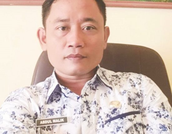 Kepala Desa Ngampel Wetan, Abdul Malik. (Arvian Maulana | Mantranews.id) 