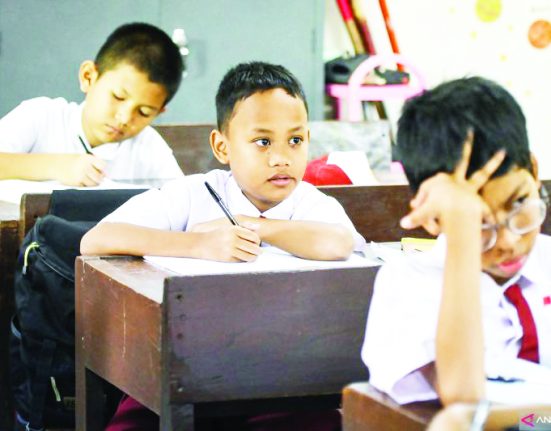 Sejumlah siswa mengikuti kegiatan belajar mengajar pada bulan Ramadhan, Kamis (6/3). (Anta | Mantranews.id)