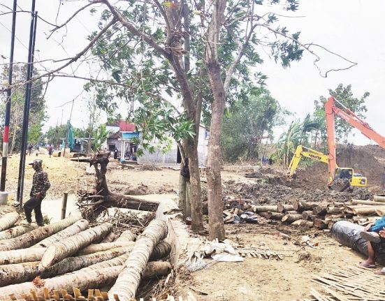Sejumlah pekerja sedang melakukan pemulihan akses jalan antardusun di Desa Baturagung, Kecamatan Gubug, Kabupaten Grobogan yang terimbas banjir, Selasa (25/3). (Ahmad Abror | Mantranews.id)