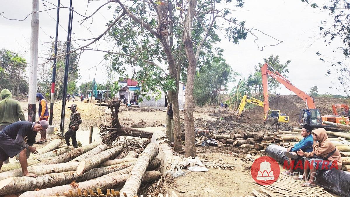 Sejumlah pekerja sedang melakukan pemulihan akses jalan antardusun di Desa Baturagung, Kecamatan Gubug, Kabupaten Grobogan yang terimbas banjir, Selasa (25/3). (Ahmad Abror | Mantranews.id)