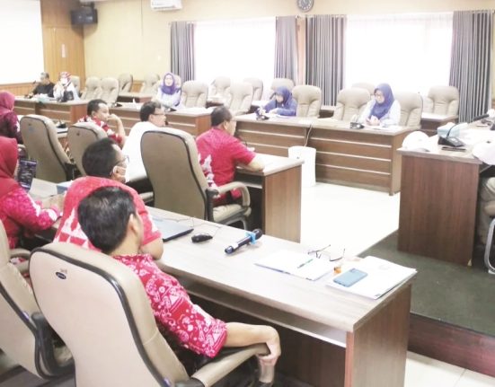 Komisi D DPRD Kabupaten Semarang bersama OPD terkait di Pemkab Semarang menggelar rapat membahas SPMB 2025, bertempat di ruang rapat DPRD Kabupaten Semarang, Kamis (13/3). (Hesty Imaniar | Mantranews.id)