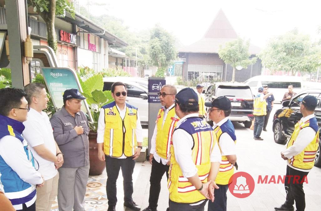 Rombongan Staf Ahli Menteri Pekerjaan Umum saat melihat secara langsung kondisi rest area Pendopo KM 456 Salatiga, Kamis (6/3). (Angga Rosa | Mantranews.id)