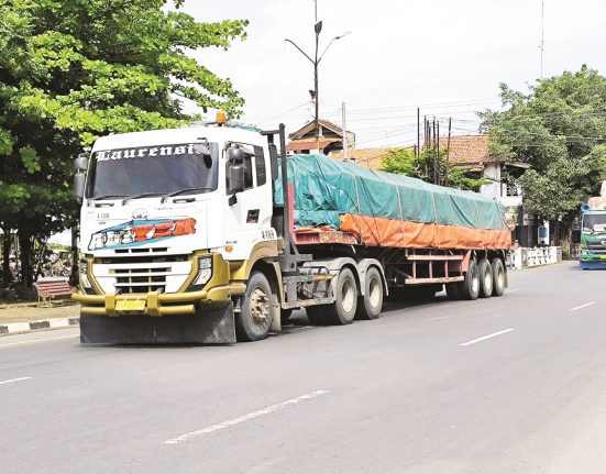 Sejumlah angkutan barang sumbu tiga masih melintas di Pantura Kendal usai pemberlakuan pembatasan operasional, Senin (24/3). (Arvian Maulana | Mantranews.id)