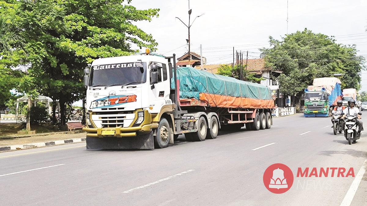 Sejumlah angkutan barang sumbu tiga masih melintas di Pantura Kendal usai pemberlakuan pembatasan operasional, Senin (24/3). (Arvian Maulana | Mantranews.id)