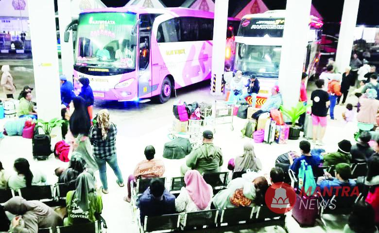 Sejumlah penumpang menunggu bus yang akan ditumpanginya menuju daerah perantauan di ruang tunggu Terminal Tipe A Tingkir, Salatiga, beberapa waktu lalu. (Angga Rosa | Mantranews.id)