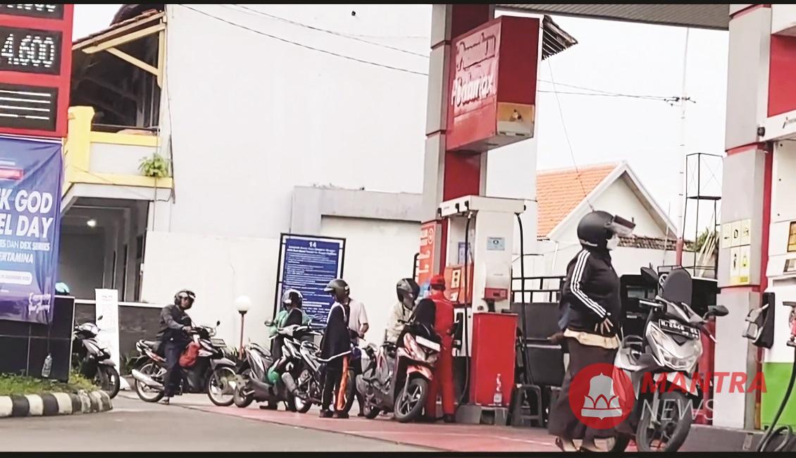 Sejumlah sepeda motor sedang mengantre untuk mengisi BBM jenis Pertamax di SPBU 44.505.06 Kecamatan Ungaran Timur, Kabupaten Semarang, Selasa (4/3). (Hesty Imaniar | Mantranews.id)