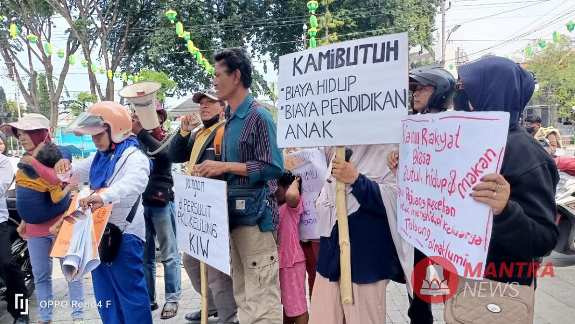 Sejumlah PKL dan pedagang keliling yang biasa mangkal di KIW menggeruduk Balai Kota Semarang usai dilarang jualan di KIW, Rabu (5/3). (Syahril Muadz | Mantranews.id)