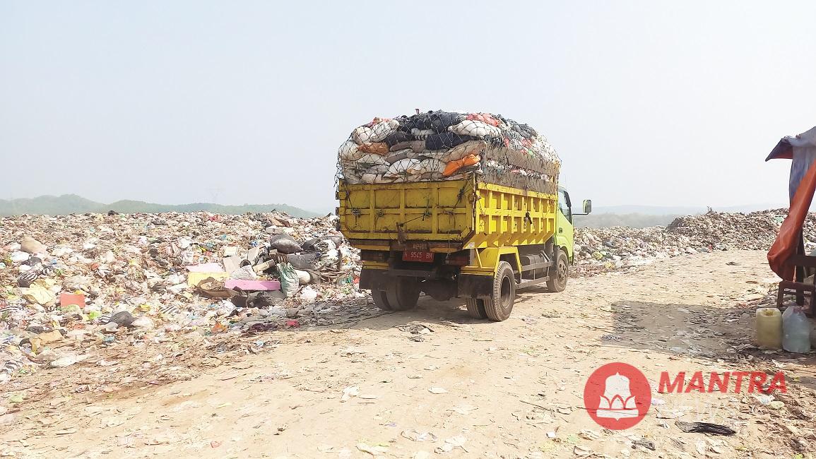 Sebuah truk sampah hendak menyetor sampah ke TPA Darupono di Kecamatan Kaliwungu Selatan, Kabupaten Kendal. (Arvian Maulana | Mantranews.id)