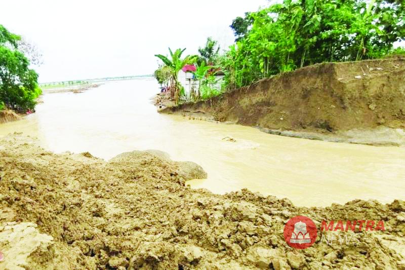 Tanggul Sungai Tuntang di Desa Baturagung, Kabupaten Grobogan, Jawa Tengah, yang jebol akibat tingginya debit air sungai. (Anta | Mantranews.id)