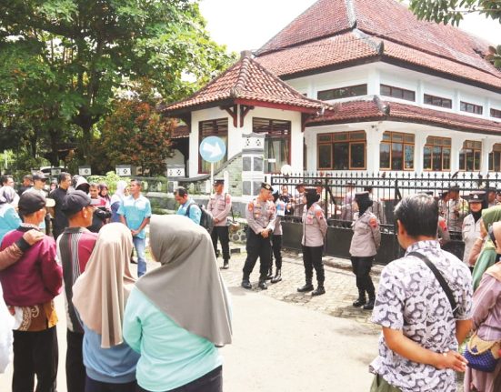 Ratusan buruh PT. Panamtex menggeruduk Gedung DPRD Kabupaten Pekalongan untuk mendesak agar dewan membantu proses mutasi pabrik usai dinyatakan batal pailit. (Fahri Akbar | Mantranews.id)