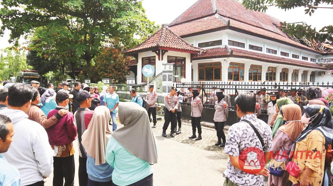 Ratusan buruh PT. Panamtex menggeruduk Gedung DPRD Kabupaten Pekalongan untuk mendesak agar dewan membantu proses mutasi pabrik usai dinyatakan batal pailit. (Fahri Akbar | Mantranews.id)