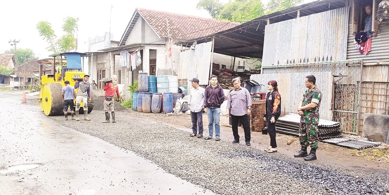 Proses perbaikan jalan di Kecamatan Weleri yang dilakukan oleh DPUPR bekerja sama dengan salah satu pengusaha stockpile di kawasan itu. (Arvian Maulana | Mantranews.id)