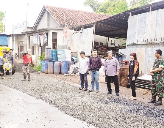 Proses perbaikan jalan di Kecamatan Weleri yang dilakukan oleh DPUPR bekerja sama dengan salah satu pengusaha stockpile di kawasan itu. (Arvian Maulana | Mantranews.id)