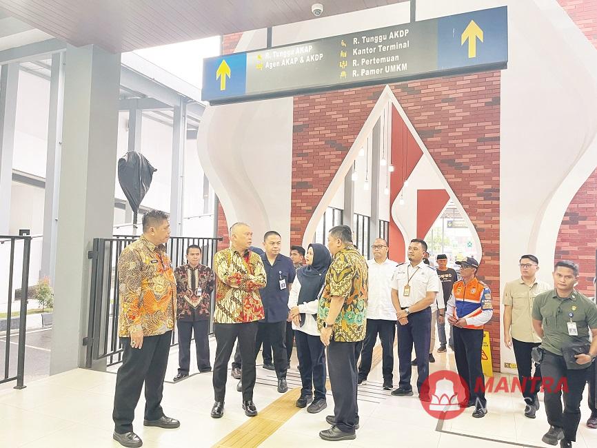 Menteri Perhubungan Dudy Purwagandhi saat memonitoring kesiapan Terminal Tipe A Tingkir Kota Salatiga menghadapi angkutan Lebaran 2025, belum lama ini. (Angga Rosa | Mantranews.id)