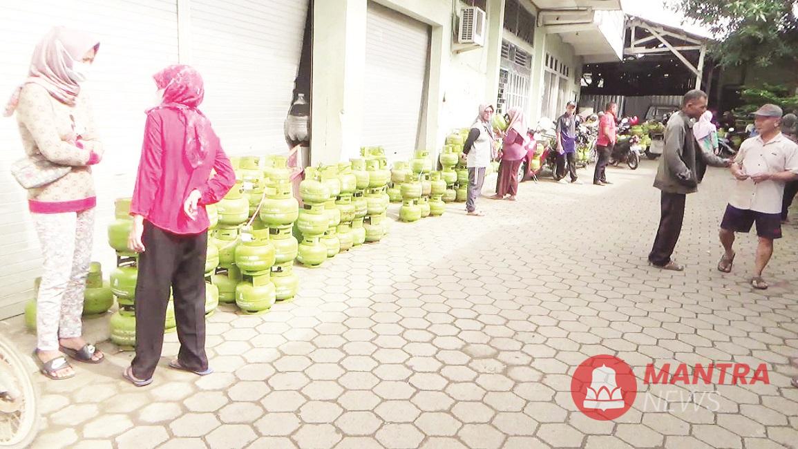 Sejumlah warga Kabupaten Kendal nampak antre untuk membeli LPG 3 kilogram di salah satu pangkalan, Senin (3/3). (Dok. Pribadi for Mantranews.id)